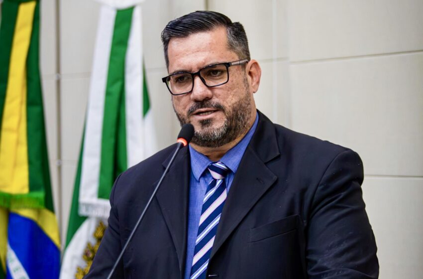 Leonardo Dias apresenta projeto para regulamentar uso de celulares em escolas de Maceió