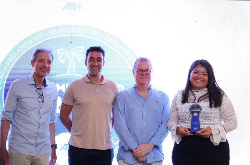 Leonardo Dias recebe prêmio Selo Parlamentar Amigo do Turismo, da ABIH