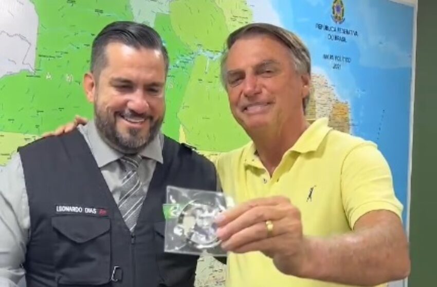 Bolsonaro entrega medalha para Leonardo Dias e ‘recruta’ vereador a grupo seleto: “não é para quem quer, mas para quem pode”