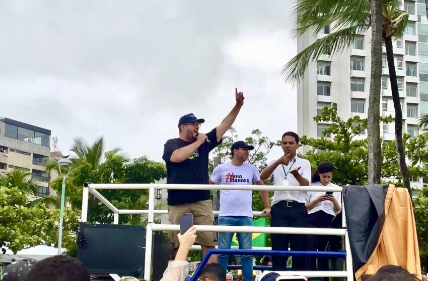 “Liberdade não tem preço”, diz Leonardo Dias em ato contra Lula e Moraes, em Maceió