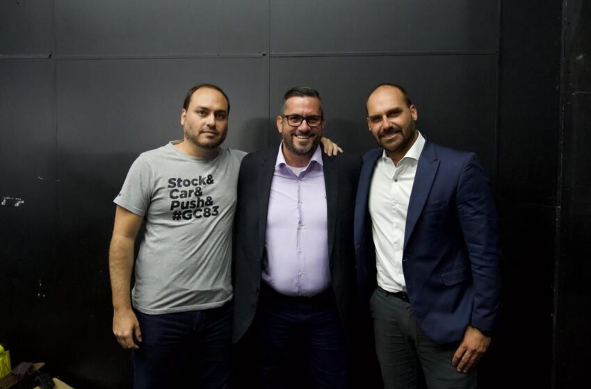 Ao lado de Eduardo e Carlos Bolsonaro, Leonardo Dias palestra em evento conservador