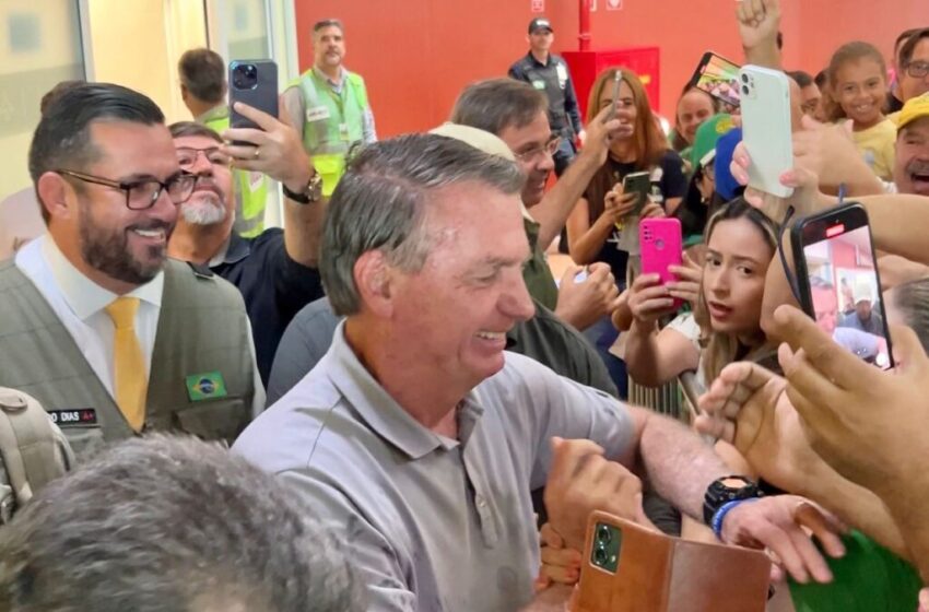 Leonardo Dias e apoiadores recepcionam Bolsonaro em Maceió