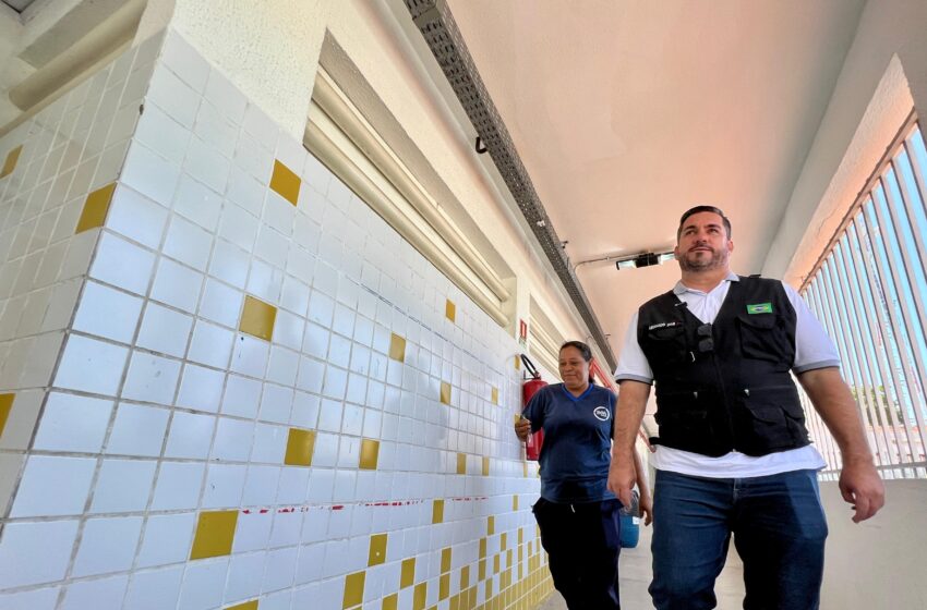 Leonardo Dias fiscaliza estrutura de escolas municipais antes de retorno das aulas