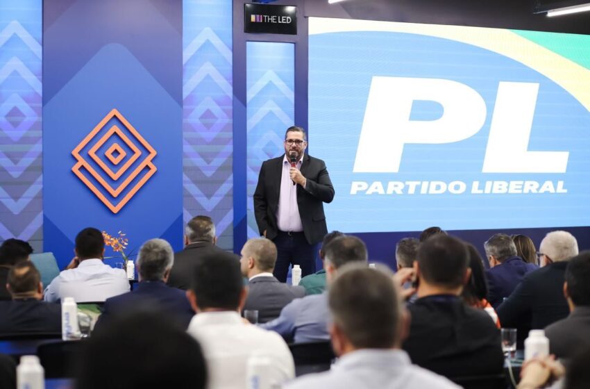 Leonardo Dias palestra em evento com vereadores e prefeitos de Direita de SP