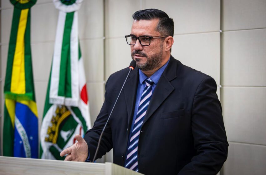 Leonardo Dias apresenta lei que multa quem desrespeitar símbolos cristãos em Maceió