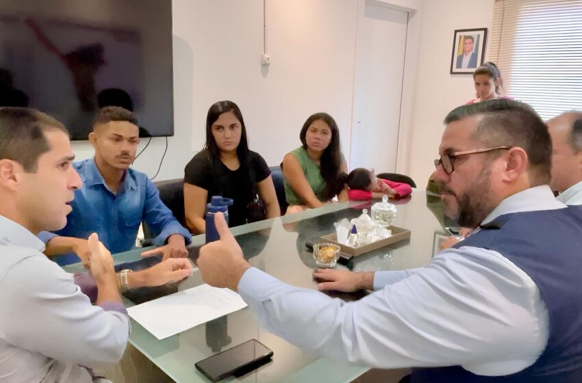 Após protesto e bloqueio de ruas, Leonardo Dias intermedeia reunião entre Semed e pais de alunos, em Riacho Doce