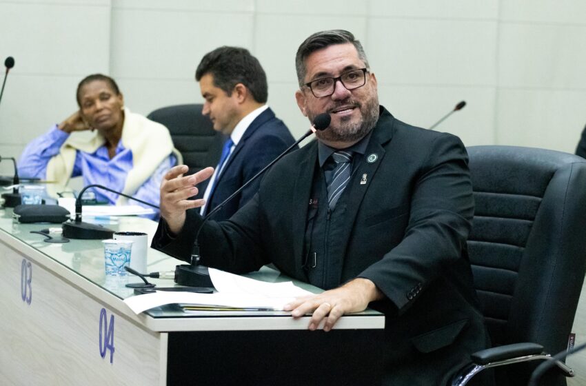 Leonardo Dias aprova lei que garante acesso de pais às bibliotecas escolares
