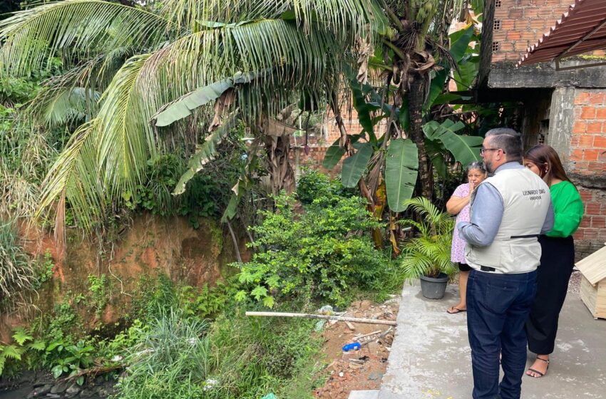 Leonardo Dias ouve moradores e aciona órgãos para solução de problemas estruturais no Santo Amaro