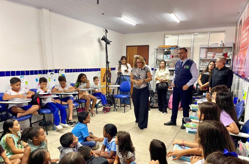 Leonardo Dias visita escola bilíngue em Pilar e destaca impacto do método que será implantado em Maceió
