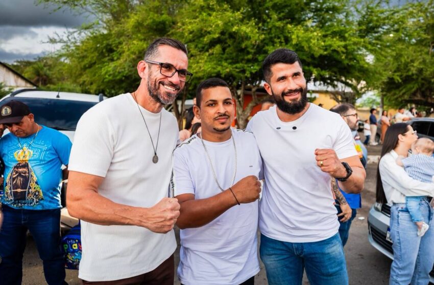 Leonardo Dias e Fabio Costa participam de procissão em Santana do Ipanema e enaltecem fé do povo sertanejo