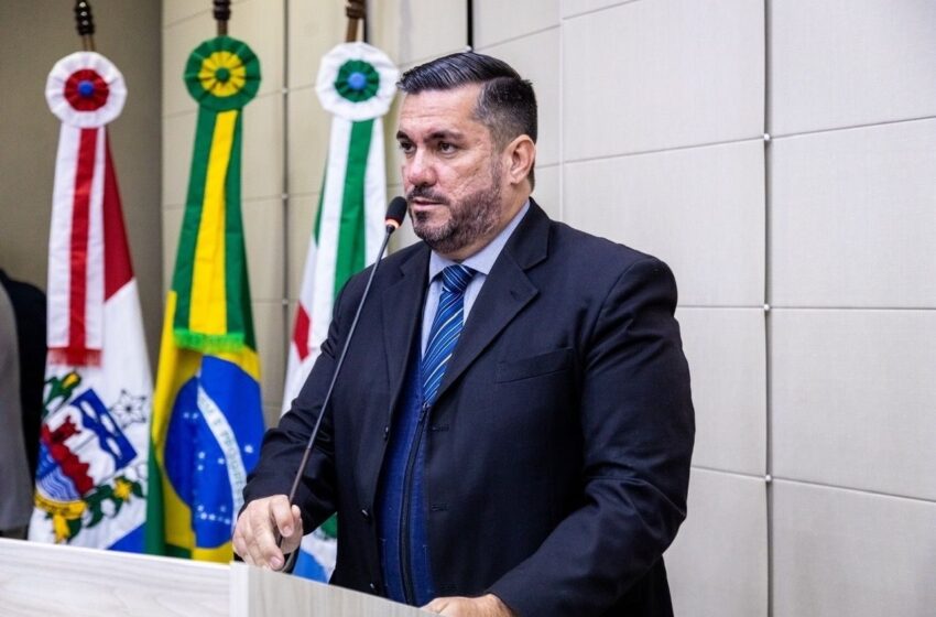 Leonardo Dias apresenta projeto para garantir acesso de pais às bibliotecas escolares